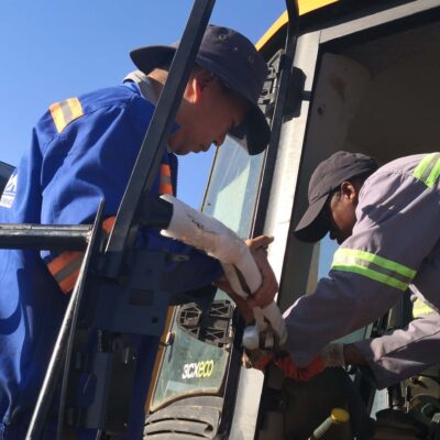 A Chinese foreman and a Batswana worker. Credit: Author.