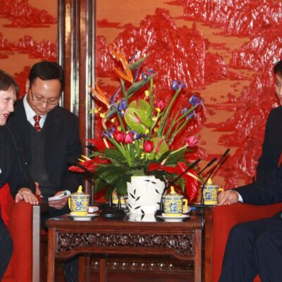 Helen Clark and Wen Jiabao at an official meeting in 2009.