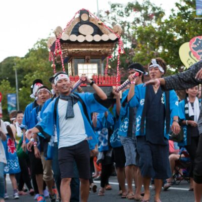 日本人在澳大利亚凯恩斯参与日本传统文化游行。来源：Matthew Kenwrick, Flickr。