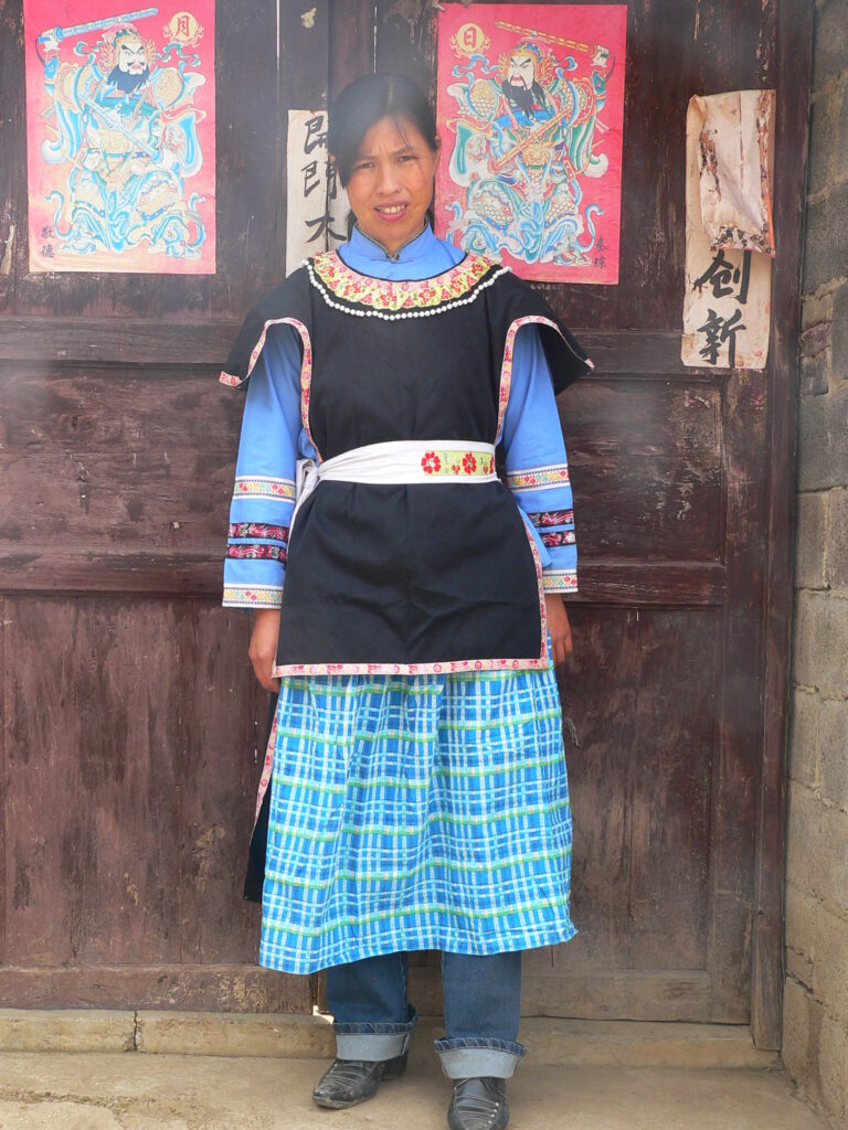 2006年大狗场村仡佬族女性穿着传统服饰。图片来源：何彦诚