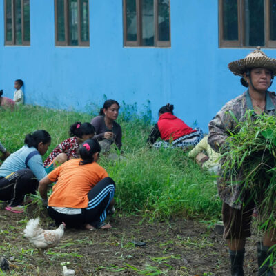 Indonesian women working together (mutual assistance ‘gotong royong’), October 2016. Credit: Andesta Suaputra/Wiki Commons.