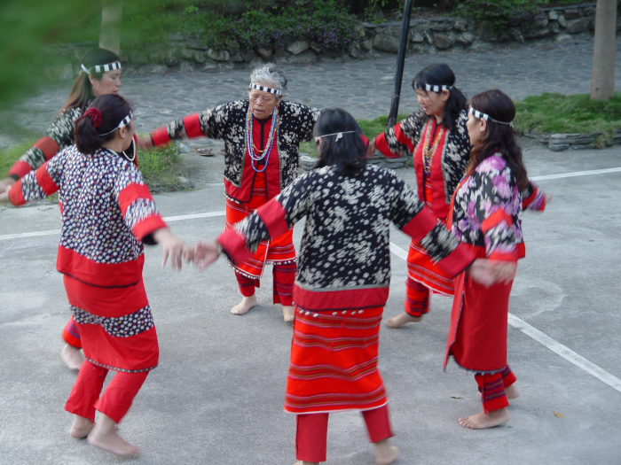 Obin Nawi participating in the Seediq ritual dance-song uyas kmeki. Credit: Yuh-Fen Tseng.